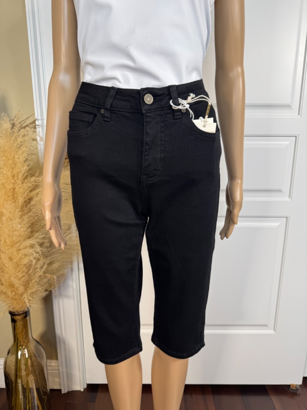 BAYEAS MID RISE BLACK CAPRI SKIMMER JEANS NEW WITH TAGS - SIZE 27 - Picture 5 of 13